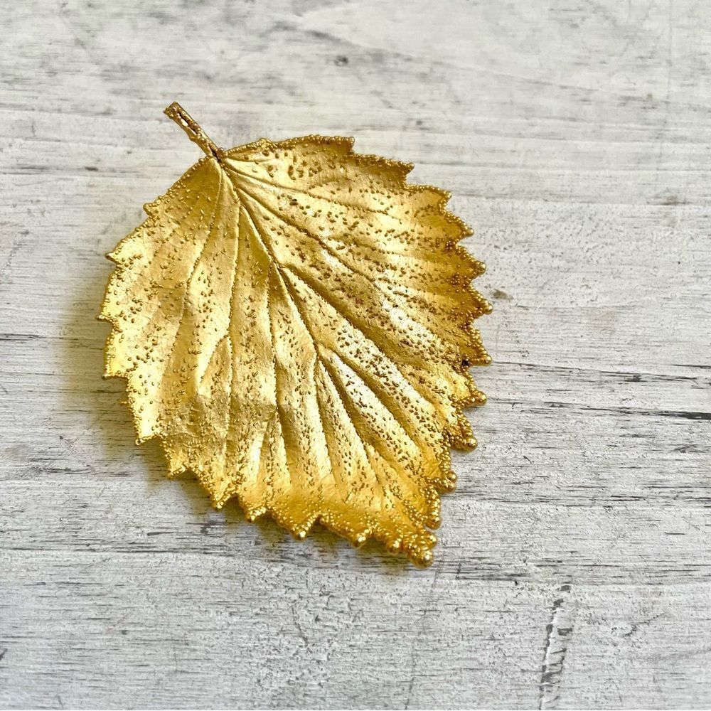 Gold tone leaf pin/brooch